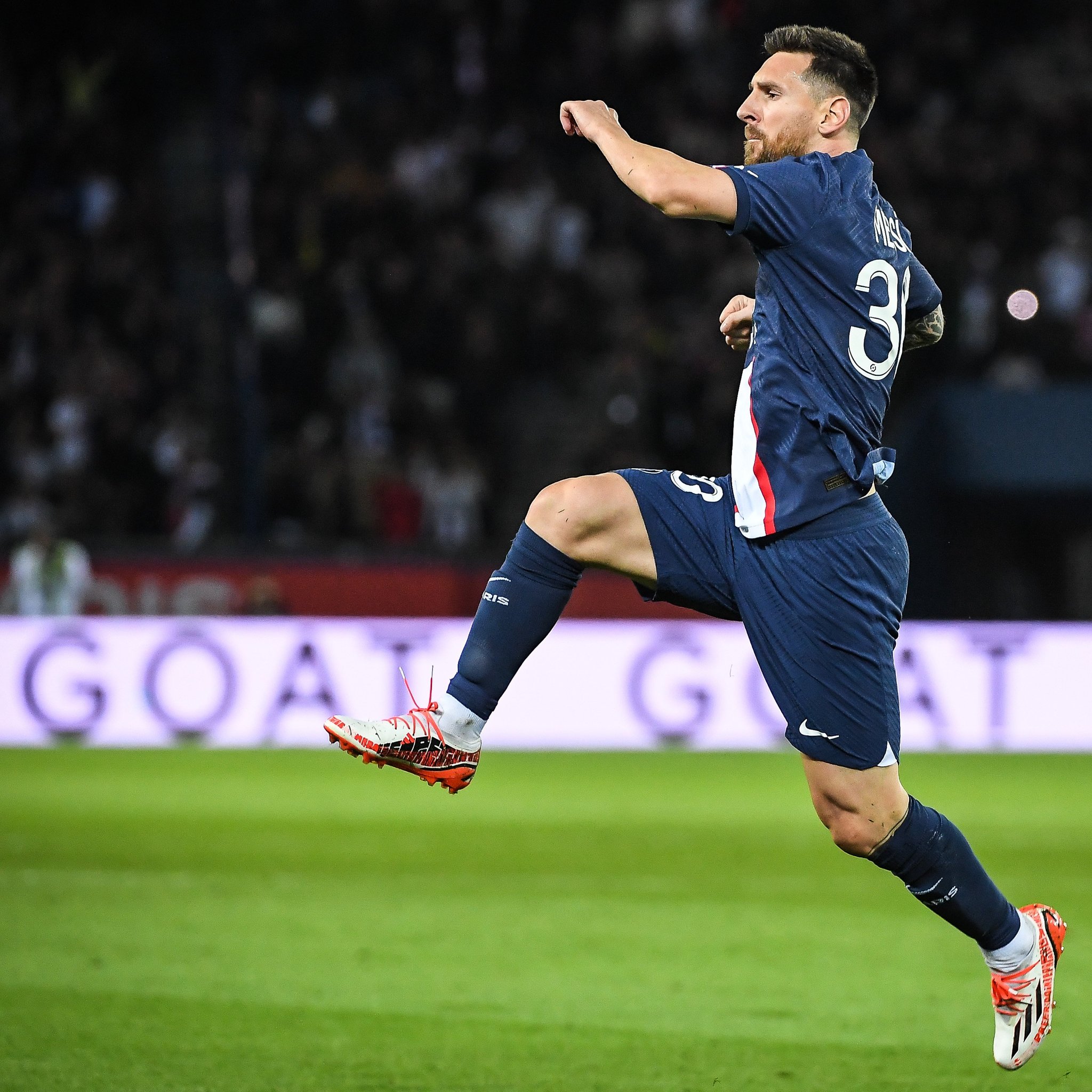 简洁纯色的商务型名片设计